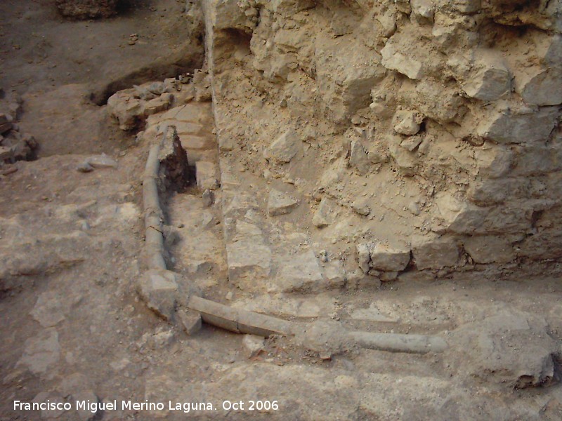 Muralla de Jan. Torreones y lienzos de la Calle Milln de Priego n 71 - Muralla de Jan. Torreones y lienzos de la Calle Milln de Priego n 71. Tubera vidriada enterrada en la base del torren