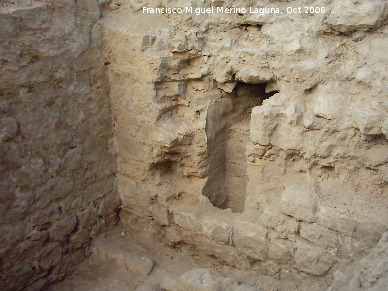 Muralla de Jan. Torreones y lienzos de la Calle Milln de Priego n 71 - Muralla de Jan. Torreones y lienzos de la Calle Milln de Priego n 71. Conduccin de aguas dentro del lienzo de la muralla que luego a extramuros la conduce la tubera