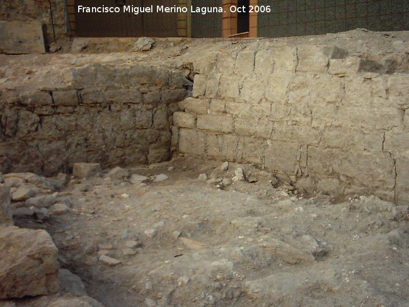 Muralla de Jan. Torreones y lienzos de la Calle Milln de Priego n 71 - Muralla de Jan. Torreones y lienzos de la Calle Milln de Priego n 71. Muros de intramuros y el relleno de la muralla