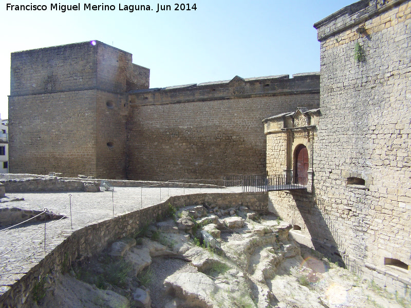 Castillo de Sabiote. Puerta de entrada - Castillo de Sabiote. Puerta de entrada. Puente levadizo