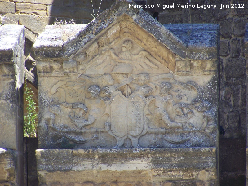 Castillo de Sabiote. Puerta de entrada - Castillo de Sabiote. Puerta de entrada. Escudo