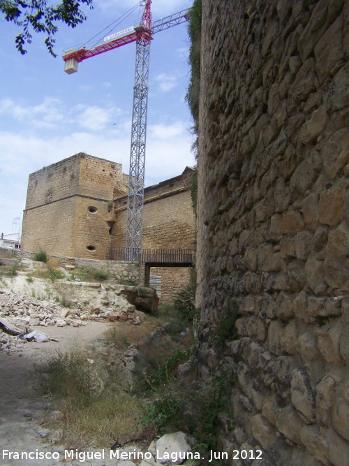 Castillo de Sabiote. Puerta de entrada - Castillo de Sabiote. Puerta de entrada. Puente levadizo
