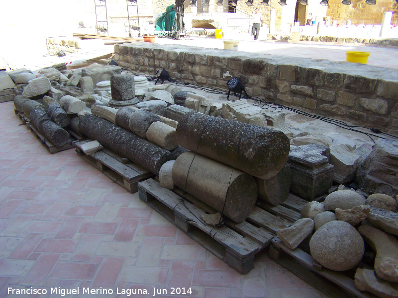 Castillo de Sabiote. Patio de Armas - Castillo de Sabiote. Patio de Armas. Piezas arqueolgicas