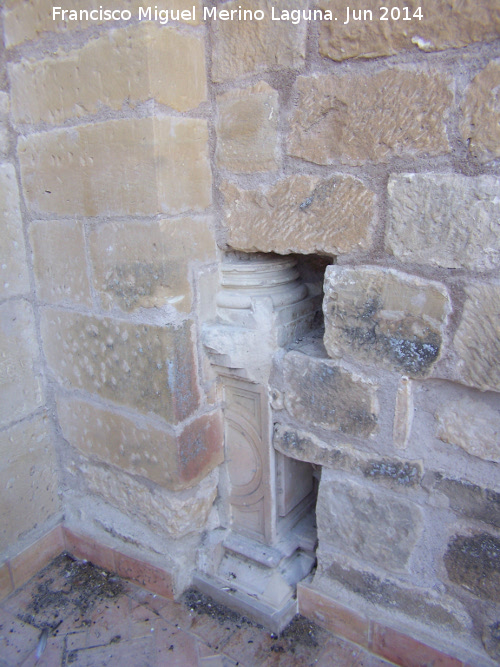 Castillo de Sabiote. Patio de Armas - Castillo de Sabiote. Patio de Armas. Pedestal y base de columna embutidos en el muro norte de una anterior galera