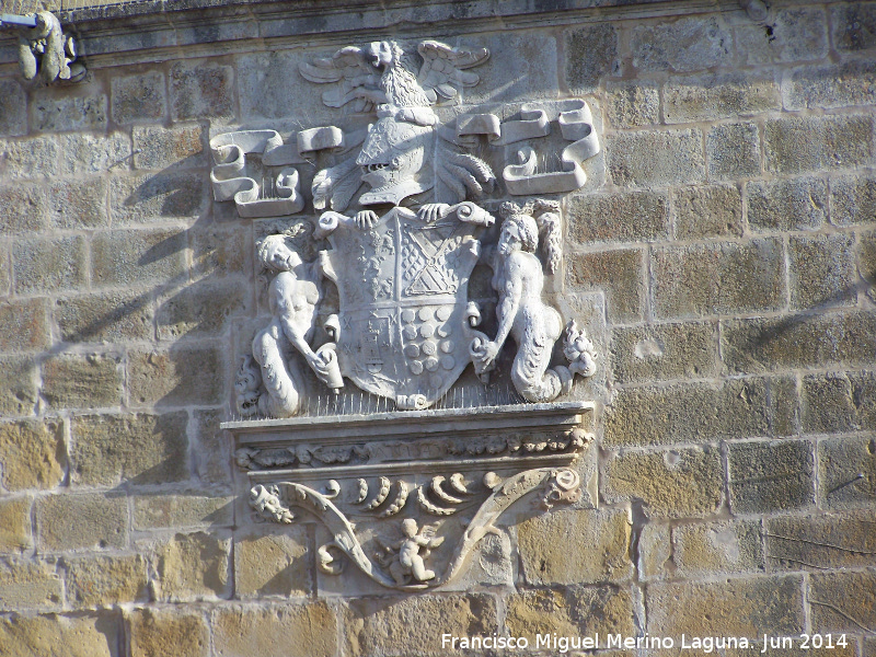 Castillo de Sabiote. Patio de Armas - Castillo de Sabiote. Patio de Armas. Escudo