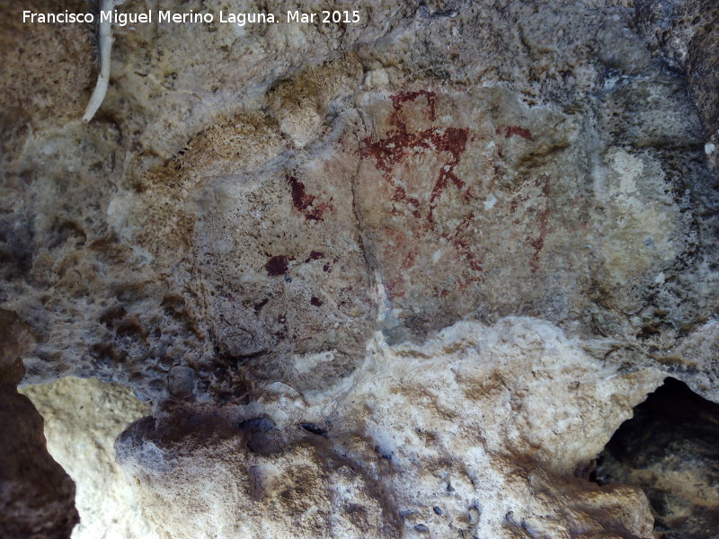 Pinturas rupestres del Abrigo de la Cantera - Pinturas rupestres del Abrigo de la Cantera. Antropomorfo femenino con los brazos en asa y cabeza cuadrada