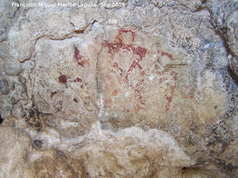 Pinturas rupestres del Abrigo de la Cantera - Pinturas rupestres del Abrigo de la Cantera. Antropomorfo femenino con los brazos en asa y cabeza cuadrada