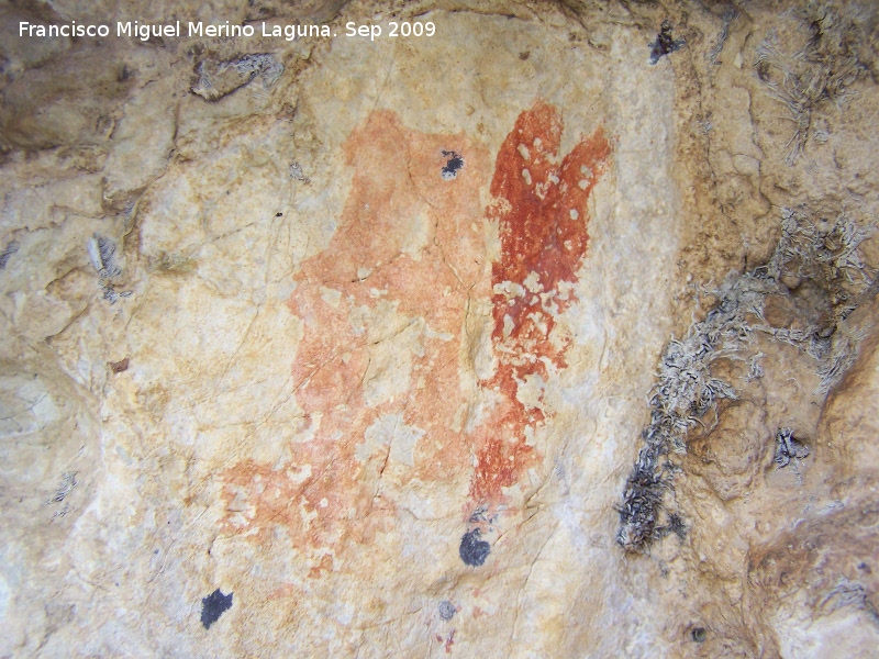 Pinturas rupestres del Abrigo de la Cantera - Pinturas rupestres del Abrigo de la Cantera. Figura en rojo claro en forma de A y barra en rojo obscuro