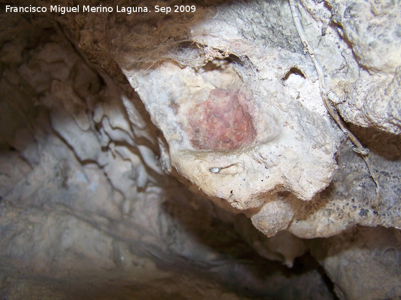 Pinturas rupestres del Abrigo de la Cantera - Pinturas rupestres del Abrigo de la Cantera. Hueco de la piedra pintado de rojo obscuro