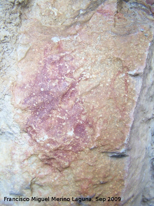 Pinturas rupestres del Abrigo de la Cantera - Pinturas rupestres del Abrigo de la Cantera. Mancha roja con trazos en red en su parte superior, a su derecha una figura oval y arriba una raya horizontal