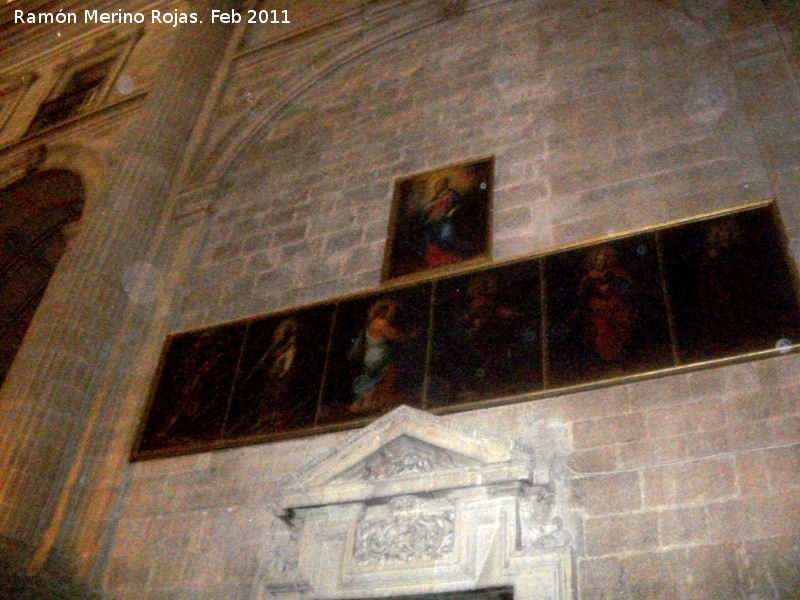 Catedral de Jaén. Nave del Evangelio - Catedral de Jaén. Nave del Evangelio. Cuadros sobre la puerta del habitáculo de la torre norte