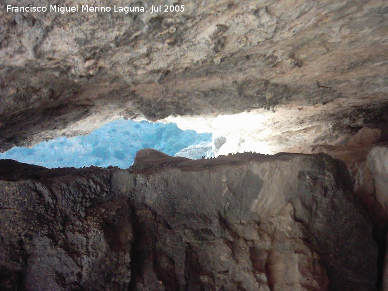 Poyo de La Veleta - Poyo de La Veleta. Grieta horizontal dentro de la Cueva