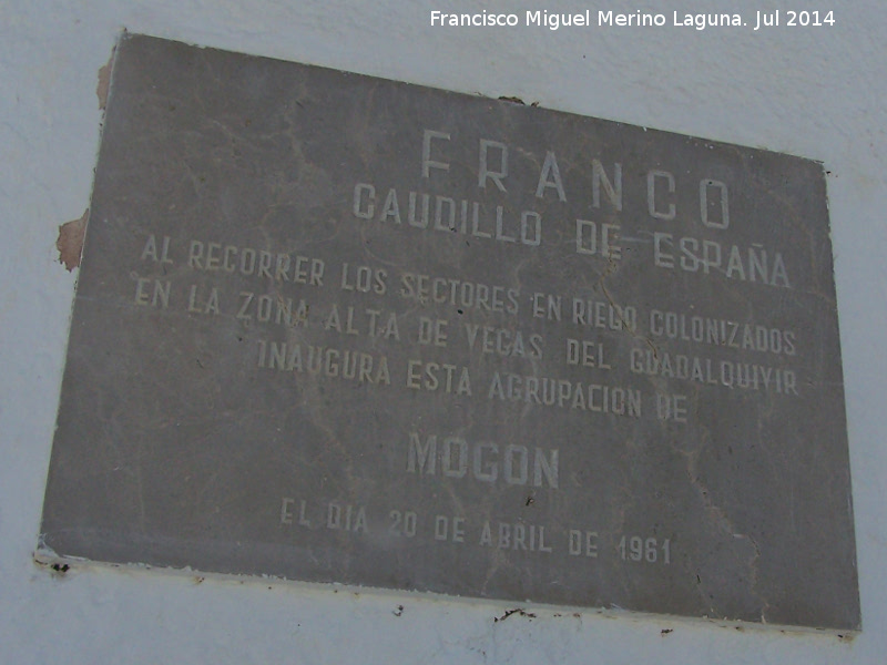 Plaza de la Agrupacin de Mogn - Plaza de la Agrupacin de Mogn. Placa conmemorativa