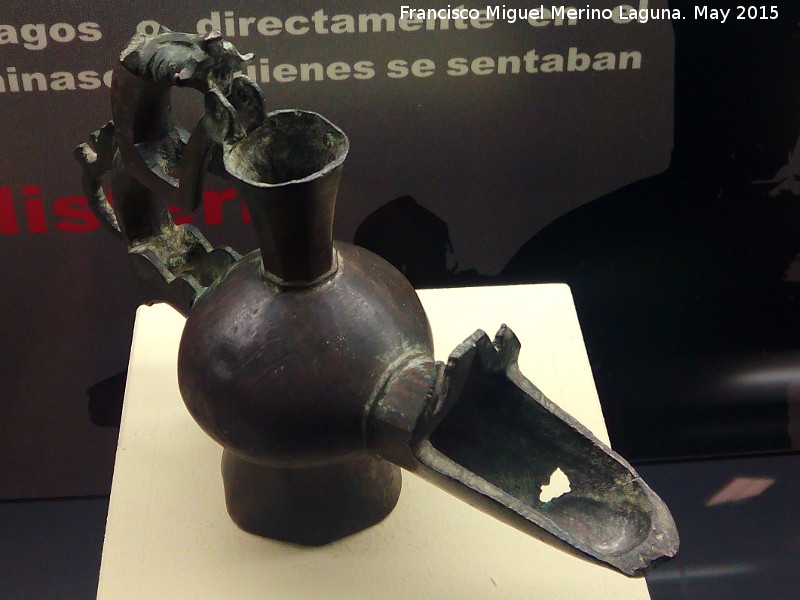 Historia de Jimena - Historia de Jimena. Candil con len rampante de bronce. Siglo X Califal. Museo Provincial de Jan