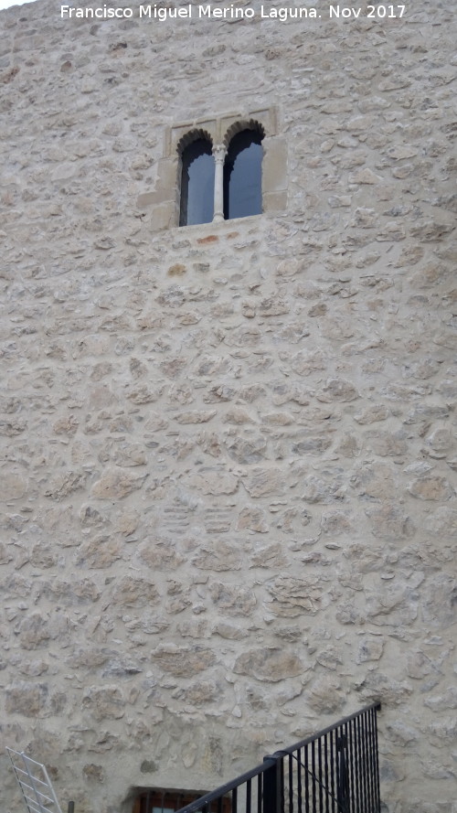 Castillo de Jimena - Castillo de Jimena. Ventana geminada y saetera cegada