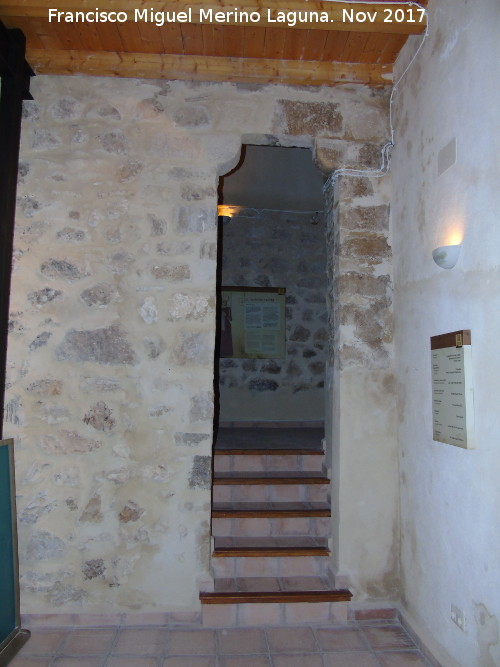 Castillo de Jimena - Castillo de Jimena. Escaleras para acceder a la Sala de las Pinturas