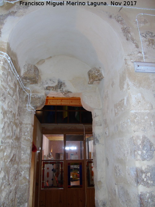 Castillo de Jimena - Castillo de Jimena. Puerta de la planta baja con sus goznes