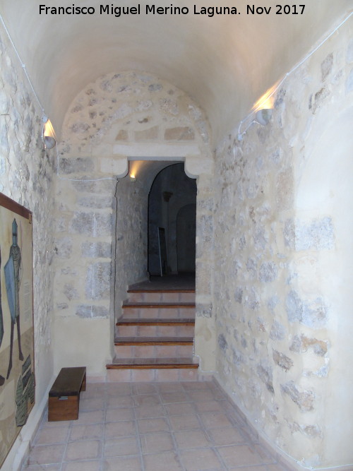 Castillo de Jimena - Castillo de Jimena. Escaleras de acceso a la Sala de las Pinturas