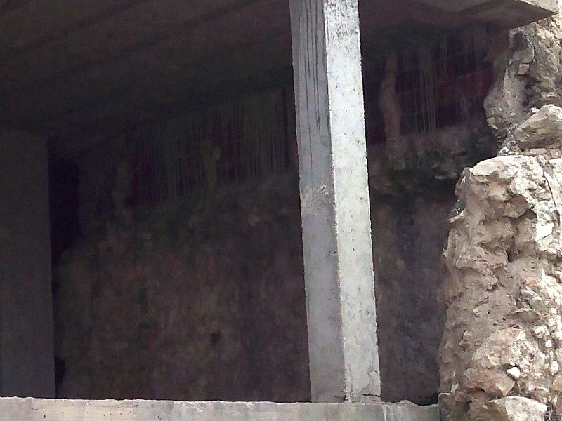 Castillo de Jimena - Castillo de Jimena. Muralla en el interior de una nueva construccin