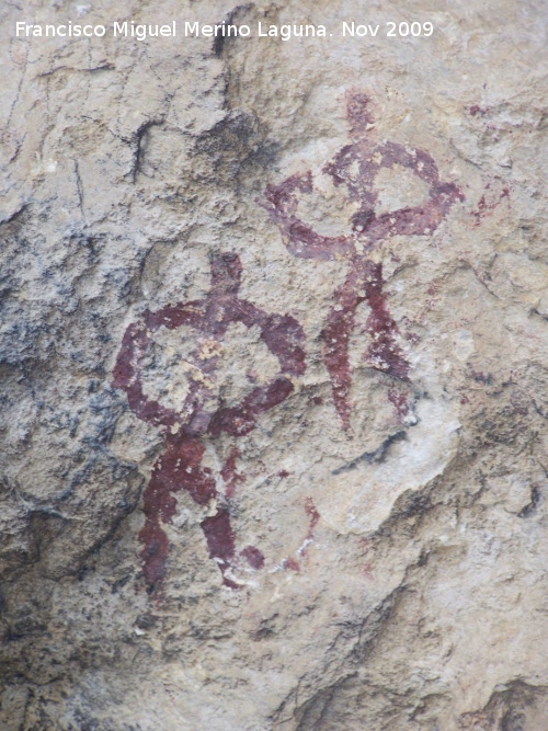 Pinturas rupestres de la Cueva de la Graja-Grupo VIII - Pinturas rupestres de la Cueva de la Graja-Grupo VIII. Dos antropomorfos de gran tamao de color rojo obscuro de tipo phi inferiores a la derecha, parecen que tienen algn instrumento que les cuelga de la cintura a modo de cuchillo, el inferior a la altur