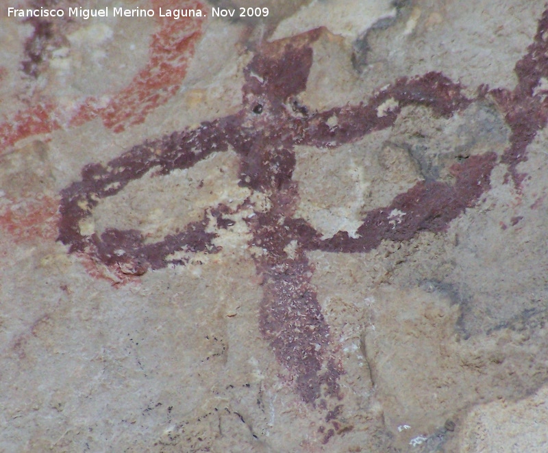 Pinturas rupestres de la Cueva de la Graja-Grupo VIII - Pinturas rupestres de la Cueva de la Graja-Grupo VIII. Antropomorfo tipo phi con una sola pierna y de color rojo obscuro