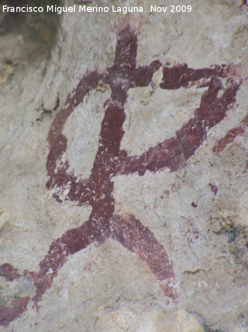 Pinturas rupestres de la Cueva de la Graja-Grupo VIII - Pinturas rupestres de la Cueva de la Graja-Grupo VIII. Antropomorfo tipo phi con dos piernas