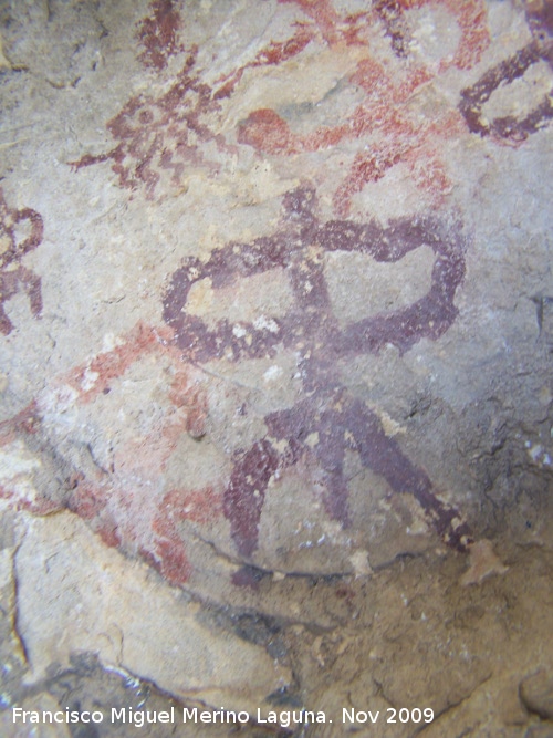 Pinturas rupestres de la Cueva de la Graja-Grupo VIII - Pinturas rupestres de la Cueva de la Graja-Grupo VIII. Antropomorfo de tipo phi con dos piernas y falo