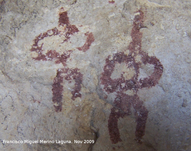 Pinturas rupestres de la Cueva de la Graja-Grupo VIII - Pinturas rupestres de la Cueva de la Graja-Grupo VIII. Dos antropomorfos tipo phi con dos piernas debajo del antropomorfo con asta de ciervo