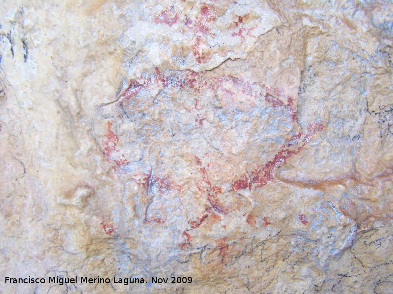 Pinturas rupestres de la Cueva de la Graja-Grupo III - Pinturas rupestres de la Cueva de la Graja-Grupo III. Antropomorfo tipo phi con adorno en la cabeza y pene, una serie de puntos en sentido horizontal y a la altura de sus piernas estn ambos lados de la figura