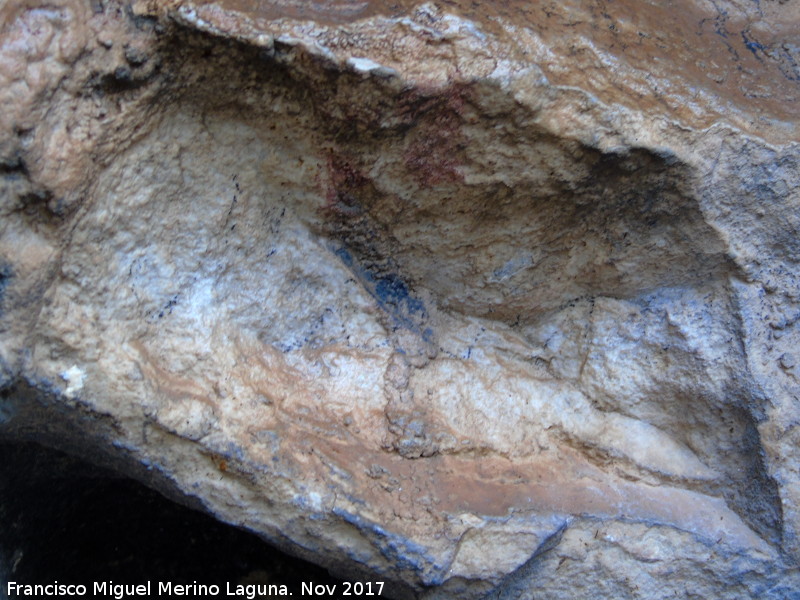 Pinturas rupestres de la Cueva de la Graja-Grupo X - Pinturas rupestres de la Cueva de la Graja-Grupo X. Doble barra bajo el antropomorfo phi