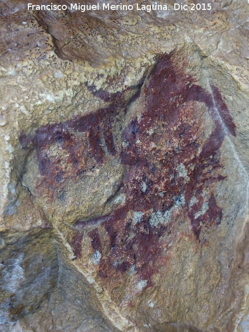 Pinturas rupestres de la Cueva de la Graja-Grupo XIII - Pinturas rupestres de la Cueva de la Graja-Grupo XIII. Escena de pastoreo (domesticacin del ganado) en la que un antropomorfo tipo phi con dos piernas da de comer a una de las dos cabras que tiene a su izquierda