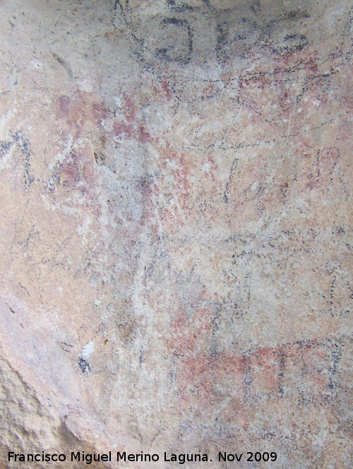 Pinturas rupestres de la Cueva de la Graja-Grupo XVI - Pinturas rupestres de la Cueva de la Graja-Grupo XVI. Subgrupo muy deteriorado formado por un antropomorfo tipo phi y dos cabras una a su derecha a un nivel superior y otra debajo de l a mayor distancia