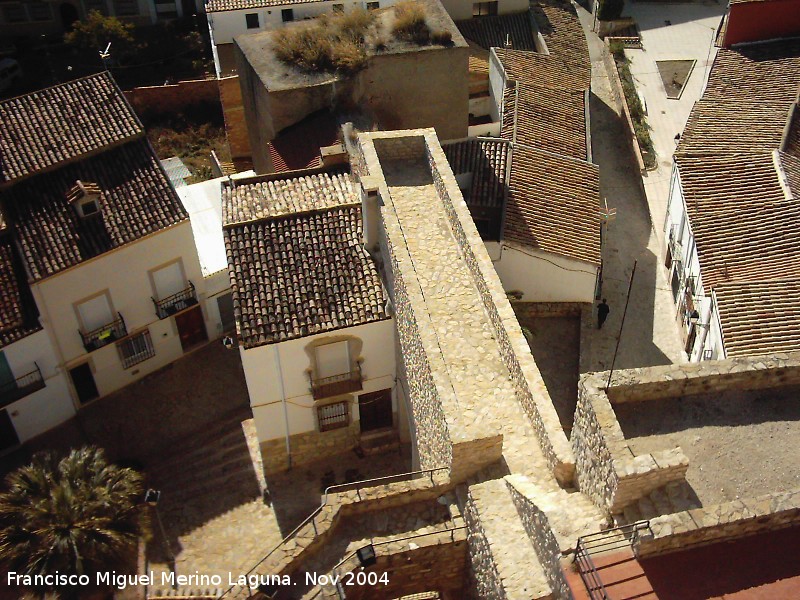 Puerta del Aire y Torre albarrana - Puerta del Aire y Torre albarrana. Adarve reconstruido y en la parte superior de la foto se puede ver la Torre Albarrana escondida entre las casas