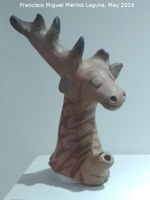Cstulo. Torren Alba - Cstulo. Torren Alba. Vaso de libaciones, ciervo, cermica, siglos III-II a.C. Museo Arqueolgico de Linares