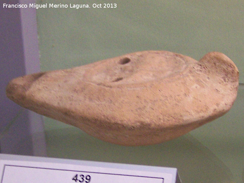  - . Lucerna romana encontrada en La Ribera. Museo San Antonio de Padua - Martos