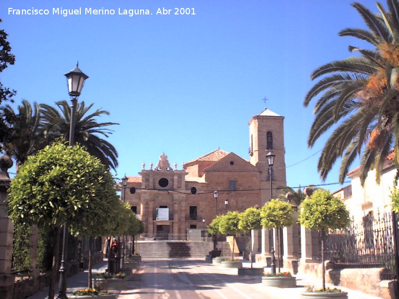 Palacio del Intendente Olavide - Palacio del Intendente Olavide. Palacio de Olavide a la izquierda e Iglesia a la derecha desde la Calle Jardines