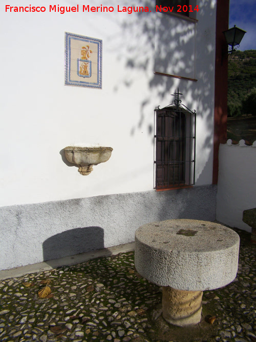 Molino de Puertollano - Molino de Puertollano. Pileta, piedra de molino y reja