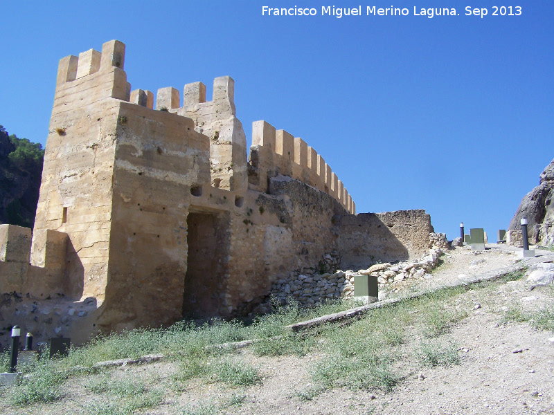 Castillo de La Iruela - Castillo de La Iruela. Torren Sur y el Aljibe
