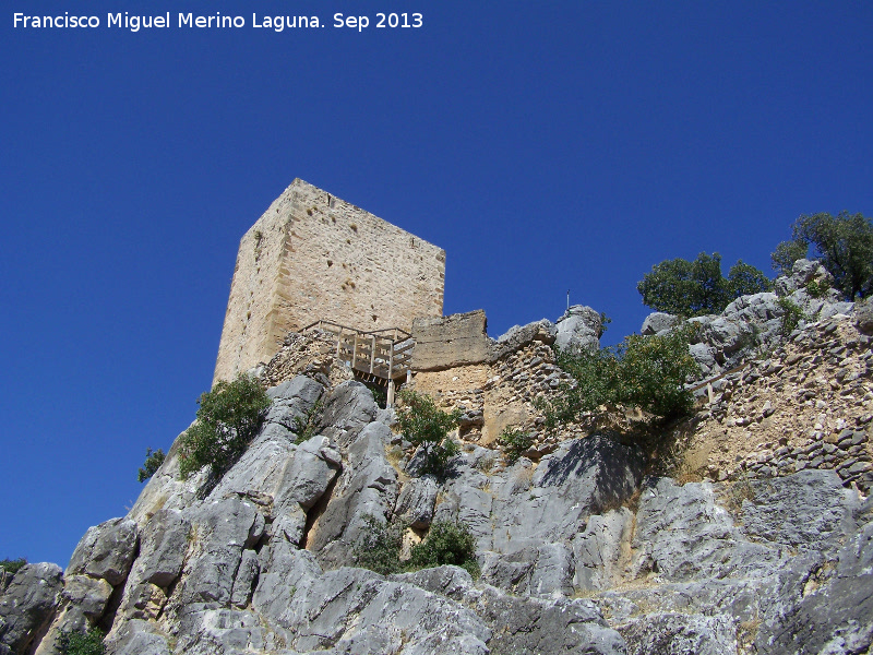 Castillo de La Iruela - Castillo de La Iruela. Torre del Homenaje y sus murallas