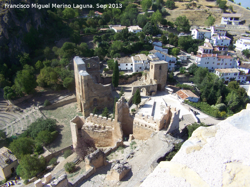 Castillo de La Iruela - Castillo de La Iruela. Al fondo Santo Domingo