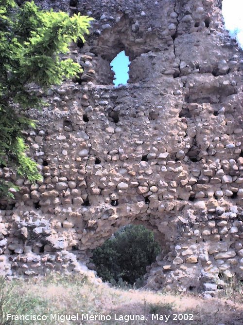 Castillo de Nubla - Castillo de Nubla. Huecos del muro
