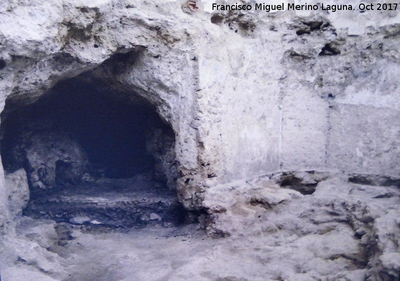Murallas de Beas de Segura - Murallas de Beas de Segura. Cueva bajo la muralla