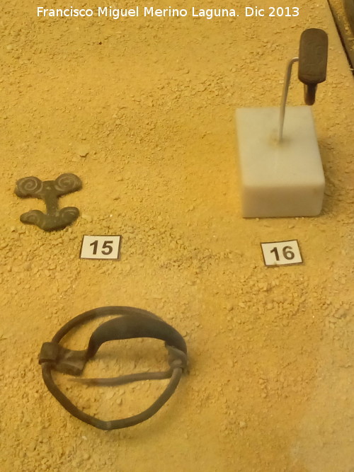 Cstulo - Cstulo. Aplique, anillo y fbula anular. Museo Arqueolgico de Linares
