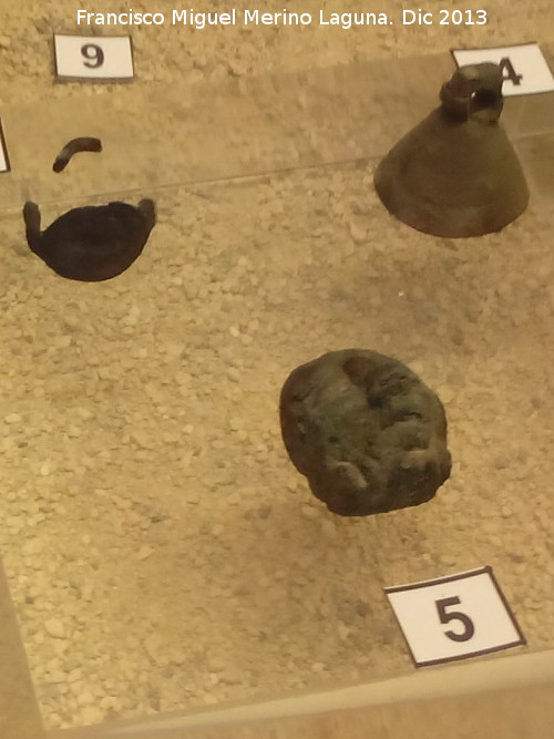 Cstulo - Cstulo. Anillo, campanilla y aplique figurado. Museo Arqueolgico de Linares