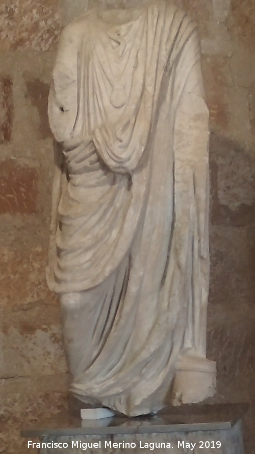 Cstulo - Cstulo. Figura femenina de mrmol siglos I-II d.C. Museo Arqueolgico de Linares