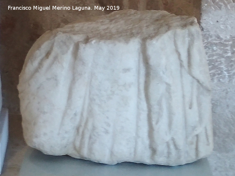 Cstulo - Cstulo. Fragmento de vestimenta de mrmol. Siglos I-II d.C. Museo Arqueolgico de Linares
