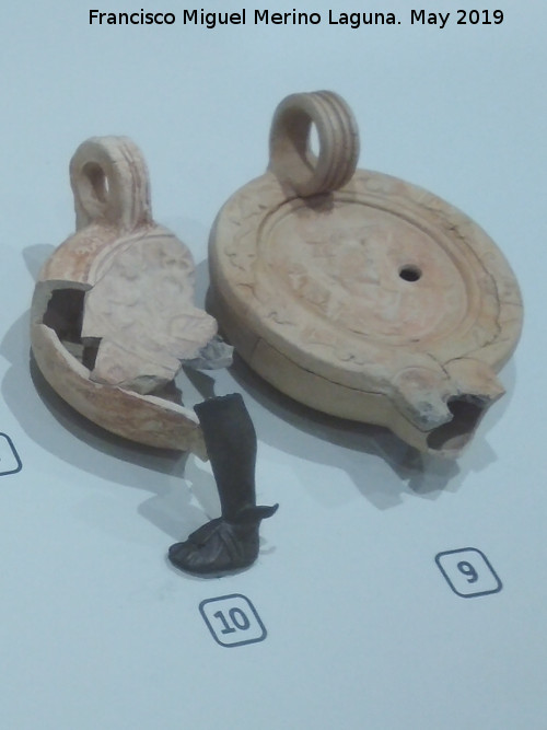Cstulo - Cstulo. Lucernas con Mercurio siglo II d.C. y pie de Mercurio bronce siglos I-II d.C. Museo Arqueolgico de Linares 