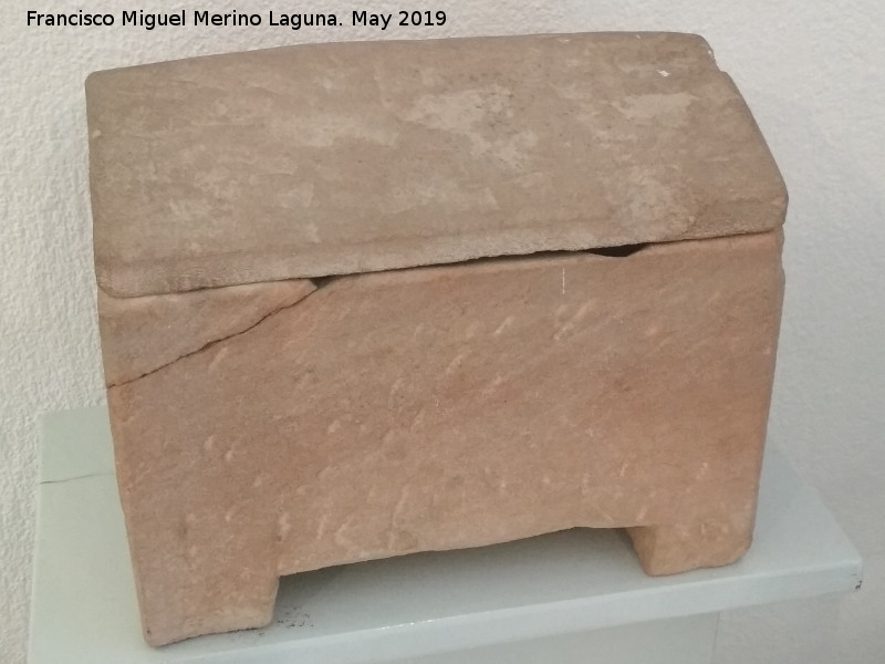 Cstulo - Cstulo. Urna cineraria. Piedra arenisca. Siglos I-II d.C. Museo Arqueolgico de Linares