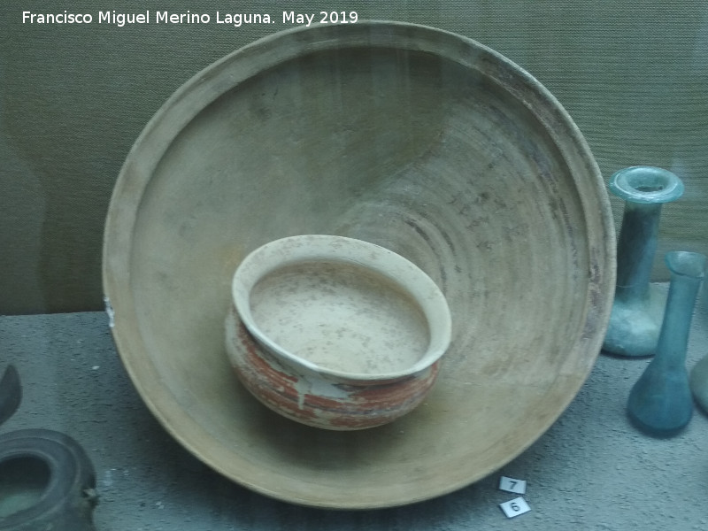 Cstulo - Cstulo. Fuente y vaso de cermica pintada. Siglos I-III d.C. Museo Arqueolgico de Linares