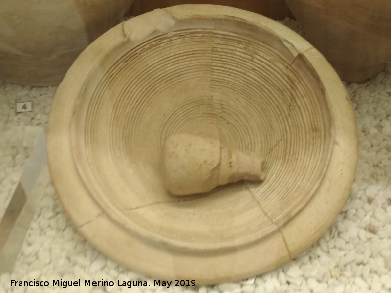 Cstulo - Cstulo. Mortero de cermica comn. Siglos I-II d.C. Museo Arqueolgico de Linares